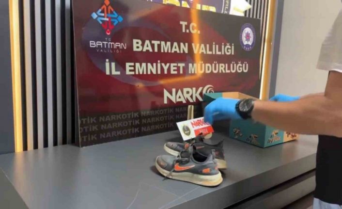 Batman’da ayakkabı içinde uyuşturucu sevkiyatı polise takıldı