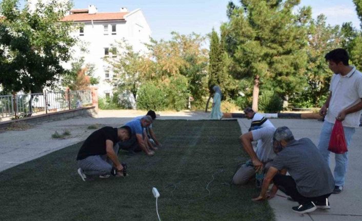 Batman’da okullarda sentetik çim halı saha çalışmaları başladı