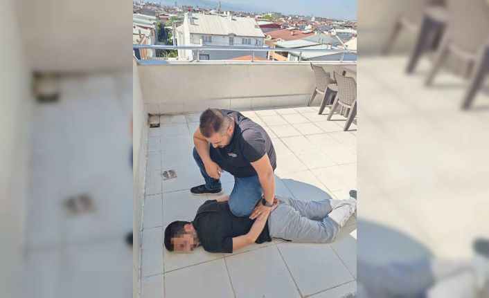 Çatıdan çatıya atlayan şüpheliyi polis karşıladı