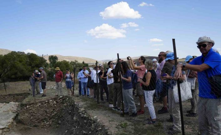 Dünyaca ünlü arkeologlar Satala Antik Kenti’ndeki kazıları yerinde inceledi