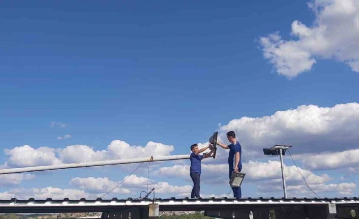 Gediz ilçe stadyumuna ek aydınlatma ile spor saatleri uzatıldı