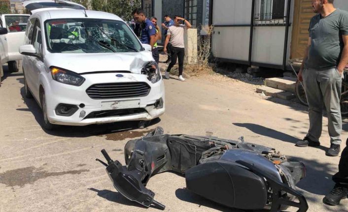 Hafif ticari araç ile motosiklet çarpıştı: 1 yaralı