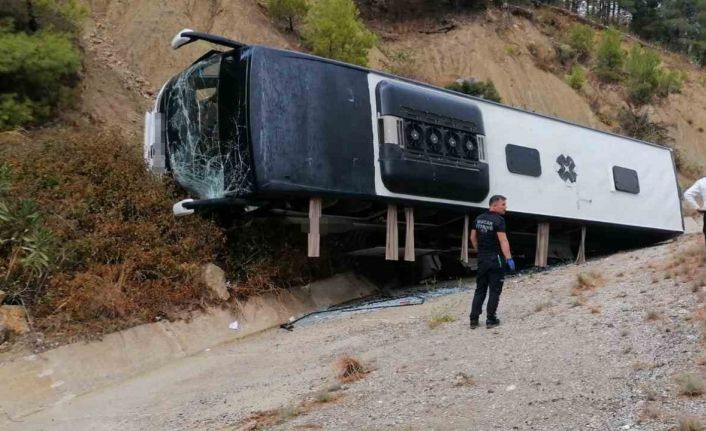 Isparta-Antalya yolunda yolcu otobüsü şarampole devrildi: 8 yaralı