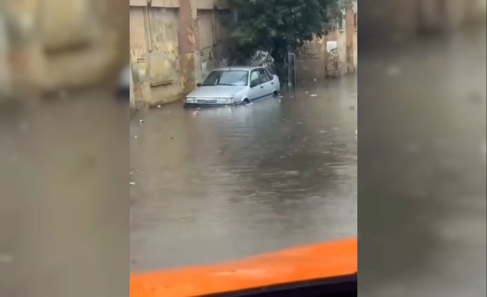 İstanbul’da sağanak yağış etkili oldu, yollar göle döndü