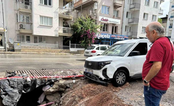 İzmir’i yaz sağanağı vurdu: 1 araç göçen yolun içine düştü