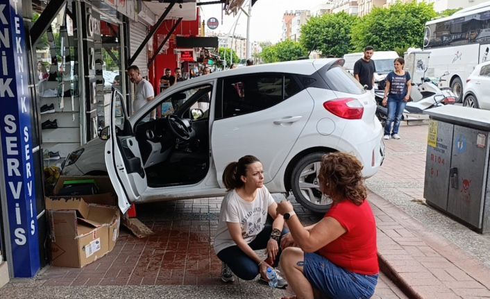 Kaldırımı aşan otomobil, ayakkabı mağazasına daldı