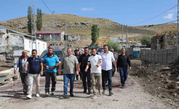 Kars’ta köy yollarına kilitli parke taş yapılıyor