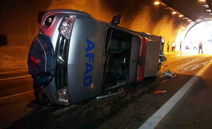 Kaza ihbarına giden AFAD ekibinin aracı devrildi: 2 yaralı