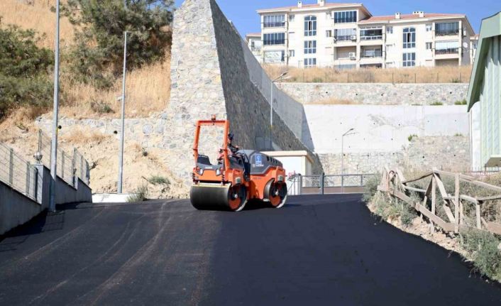 Kuşadası’nda yol yenileme çalışmaları sürüyor