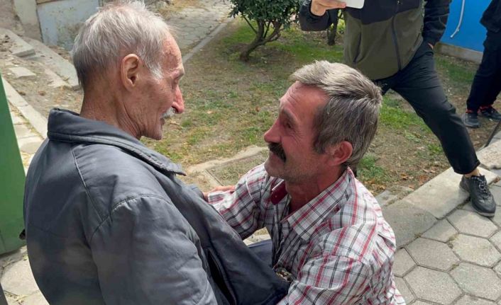 Küstüğü baba ocağına 47 yıl sonra dönen adamın gözyaşları