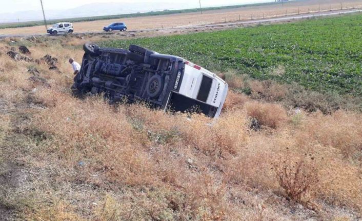 Öğretmen servisi şarampole devrildi: 10 yaralı