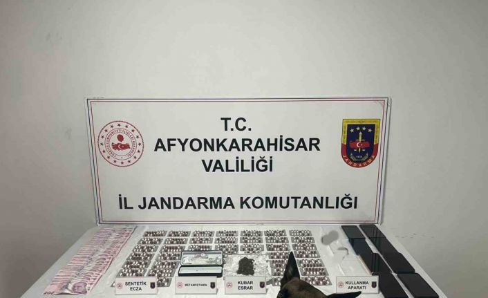 Otomobil ile uyuşturucu servisi yapan çeteyi jandarma çökertti