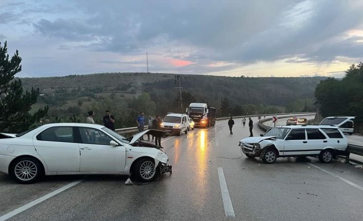 Otomobillerin kullanılmaz hale geldiği kazadan burunları bile kanamadan kurtuldular