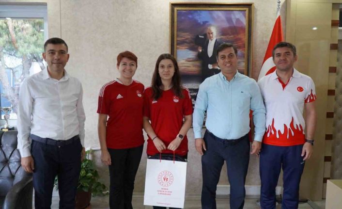 Öztürk’ten Manisalı Milli Badmintoncu Ravza Bodur’a tebrik