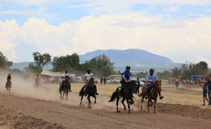 Rahvan atlar, Tavas’ta pistin tozunu attırdı