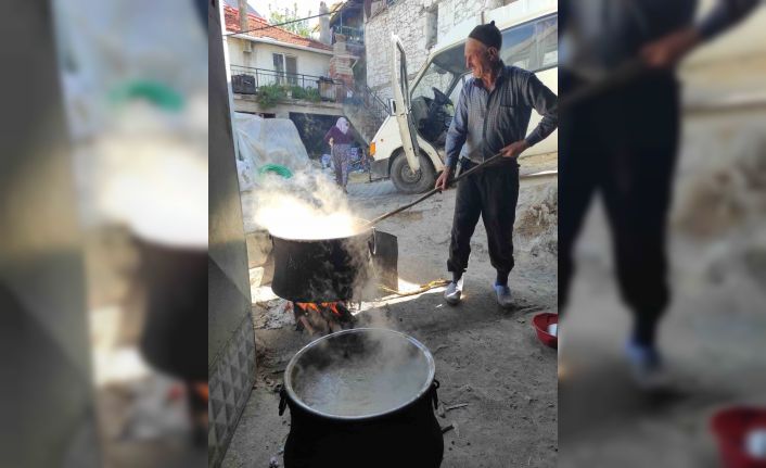 Selendi’de şifa kaynağı pekmez kaynatılmaya başlandı