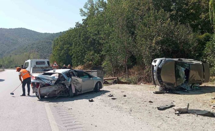 Seyir halindeki araç park halindeki otomobile çarptı: 8 yaralı