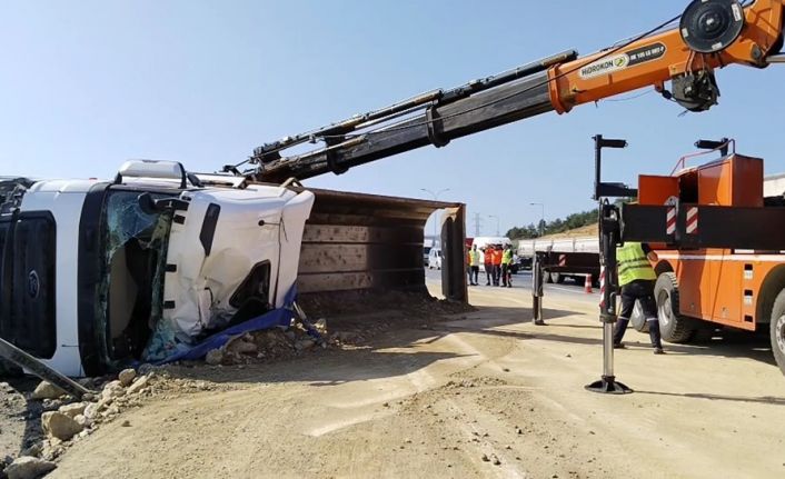 Sultanbeyli’de hafriyat yüklü kamyon devrildi: 1 yaralı