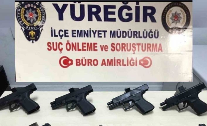 Şüphe üzerine durdurulan araçta 7 ruhsatsız silah çıktı