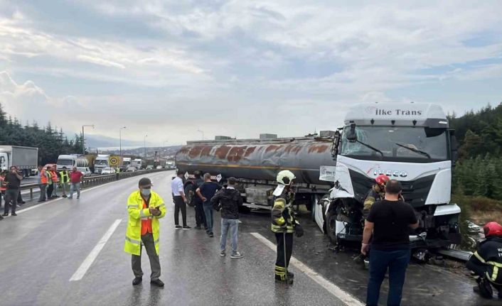 TEM’de zincirleme kaza, LPG yüklü tanker ağaçlık alana uçtu