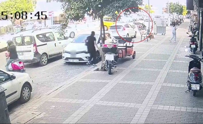 Ticari taksinin çarptığı motosikletlinin asfalt zemine düşme anları kamerada