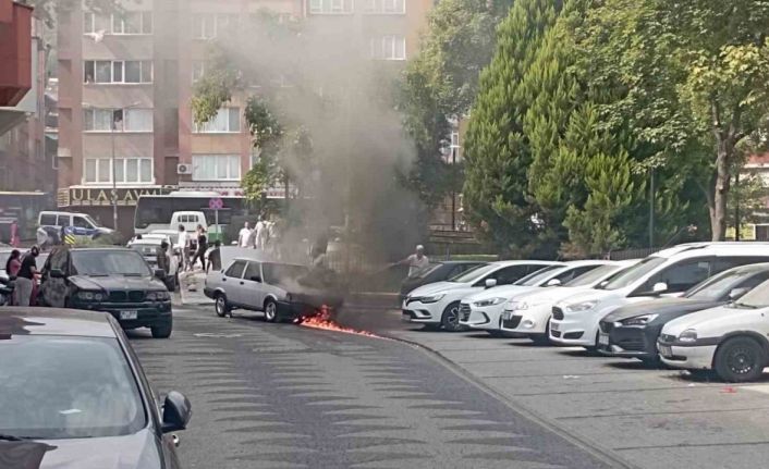 Tofaş otomobil alevlere teslim oldu, LPG tankı bomba gibi patladı