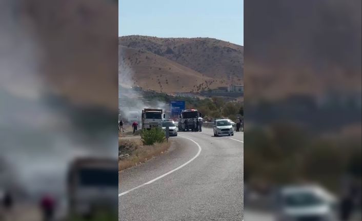 Tunceli’de seyir halindeki kamyon alev aldı