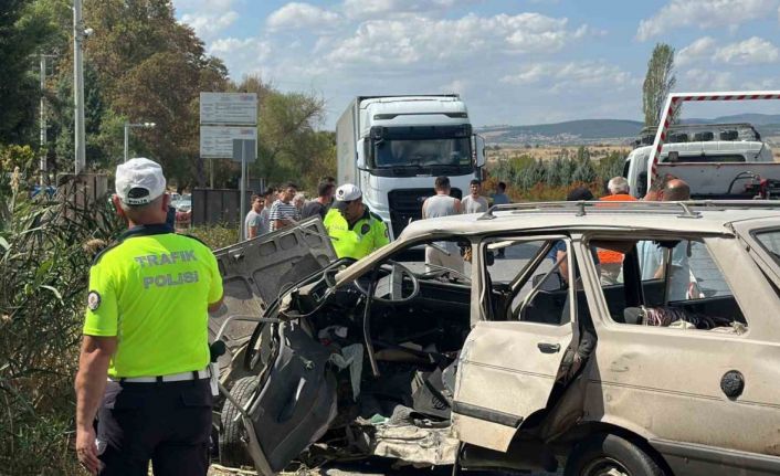 Uşak’ta otomobiller çarpıştı: 1 ölü, 4 yaralı