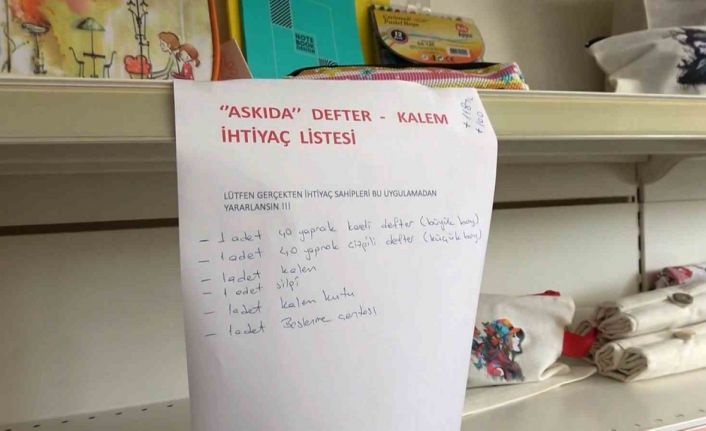 Yalova’da bir kırtasiyede askıda defter-kalem uygulaması başladı