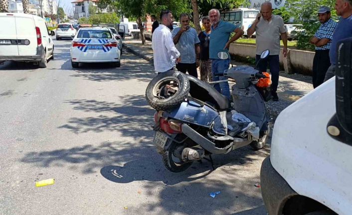 Yaya geçidinden geçen motosiklete otomobil çarptı: Yaşlı sürücü yaralandı