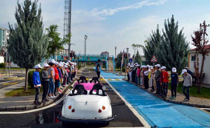 300 öğrenciye trafik eğitimi veriliyor