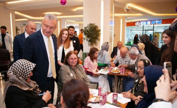 60 yaş üstü öğrenci adaylarına Tazelenme Üniversitesi anlatıldı