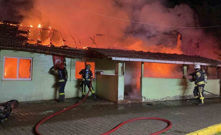 72 yaşındaki annesinin ilişkisi olduğunu düşünerek, içinde bulunduğu evi yakmış