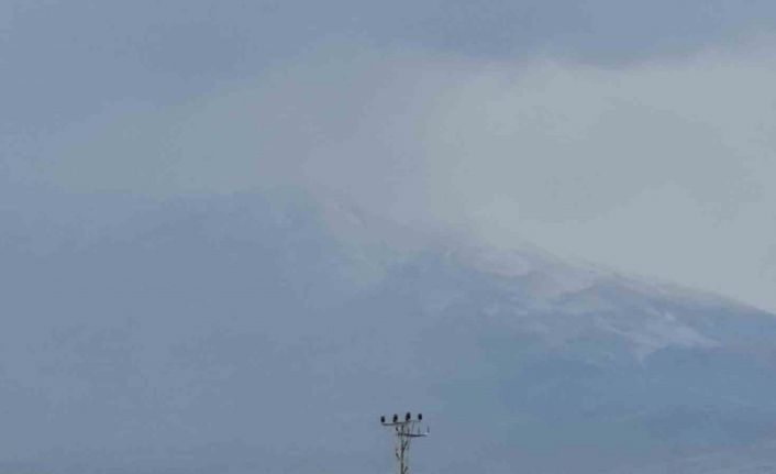 Adilcevaz’ın yüksek kesimleri beyaza büründü