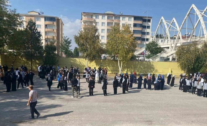 AFAD ekiplerinden öğretmen ve öğrencilere afet farkındalık eğitimi