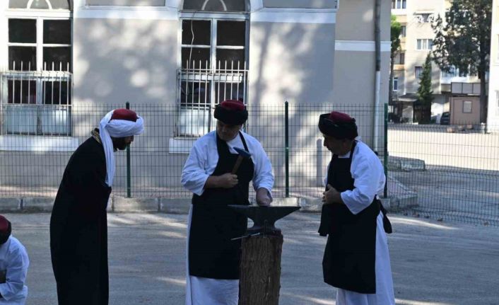 Ahilik teşkilatına girmeye hak kazanan çıraklar şedlerini kuşandı