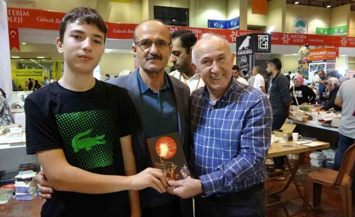 Ahmet Şimşirgil kitaplarını imzaladı