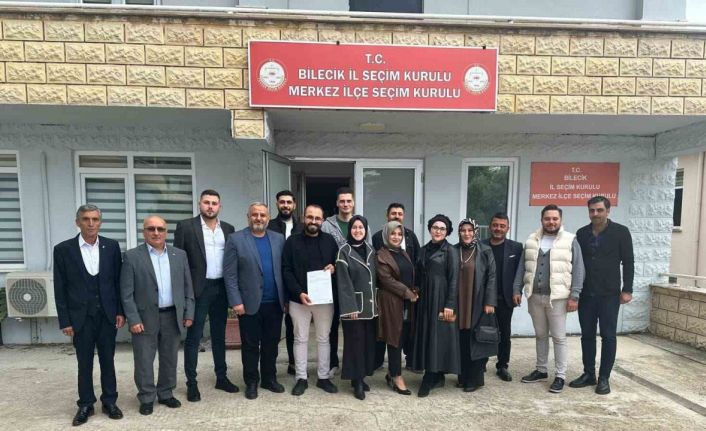 AK Parti İlçe Başkanlığına yeniden seçilen Servet Yılmaz mazbatasını aldı