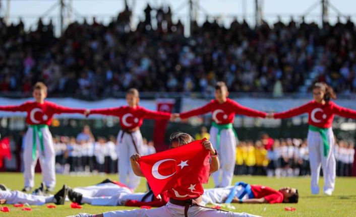 Aliağa, Cumhuriyetin 101. yılında Atatürk Stadı’nda buluştu