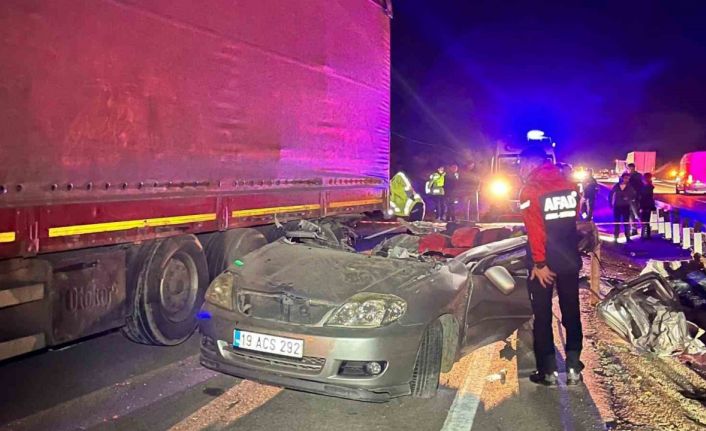 Amasya’da lastiği patlayan tıra çarpan otomobil paramparça oldu: 1 ölü