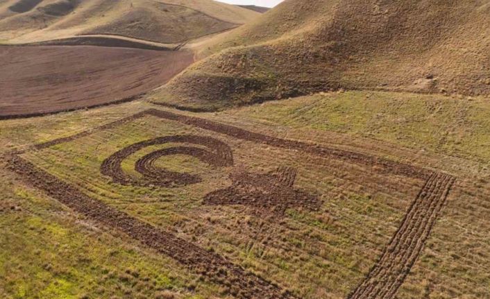 Amasyalı çiftçi tarlasına traktörüyle Türk bayrağı çizdi