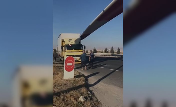 Ankara’da tır üzerinde taşınan rüzgar türbini kamyona çarptı