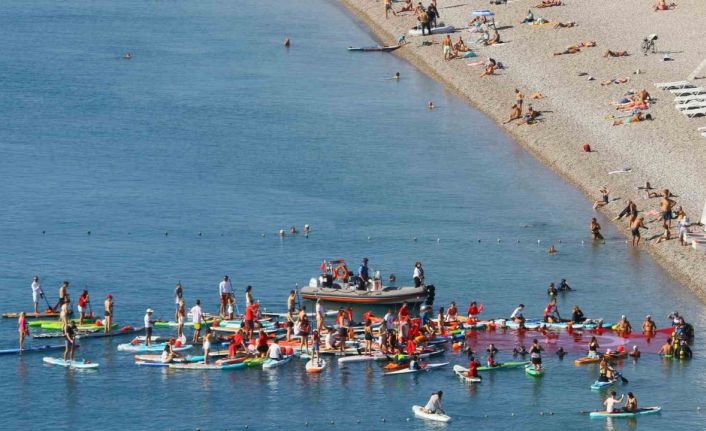 Antalya’da dalgıçlar denizde dev Türk bayrağı açtı