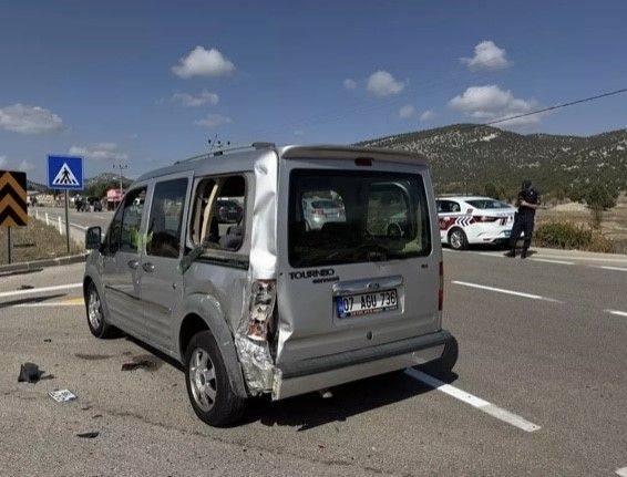 Antalya’da motosiklet ile hafif ticari araç çarpıştı: 2 yaralı