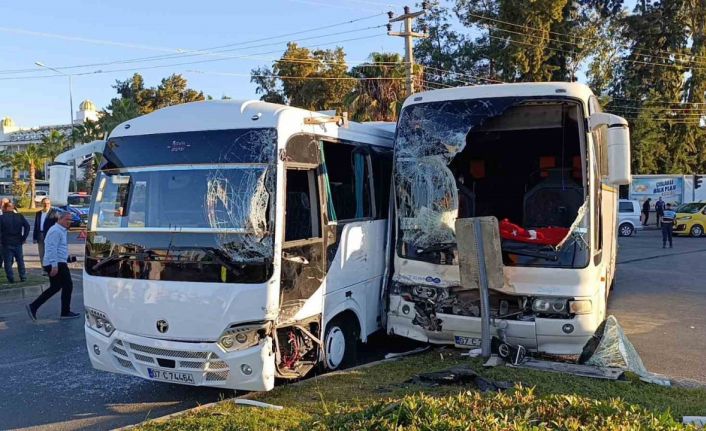 Antalya’da otel çalışanlarını taşıyan servis araçları çarpıştı: 13 yaralı