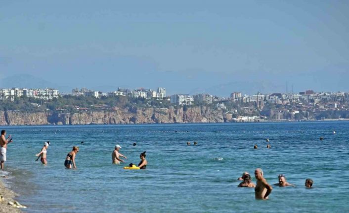 Antalya’dan ekim sonunda yaz ayı tadında ’kıskandıran’ görüntüler