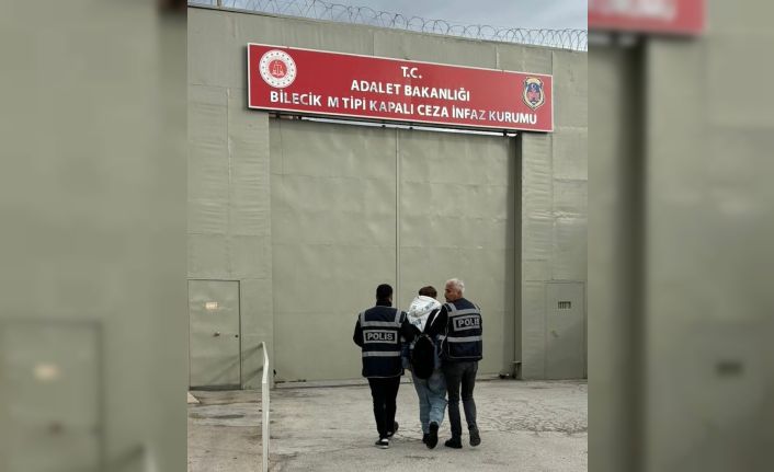 Aranan şahıs beklerken yakalandı