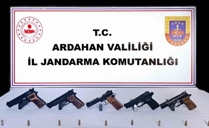 Ardahan’da otomobilde 5 adet ruhsatsız tabanca ele geçirildi