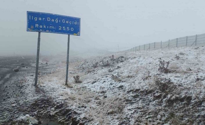 Ardahan’ın yüksek kesimlerine kar yağdı