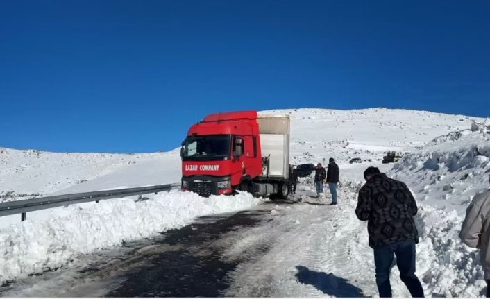 Artvin’de kar yağışı sürücülere zor anlar yaşattı